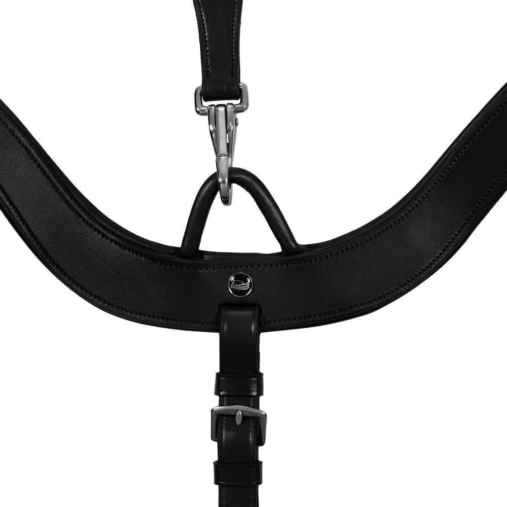 Anatomical leather hunting breastplate with removable martingale